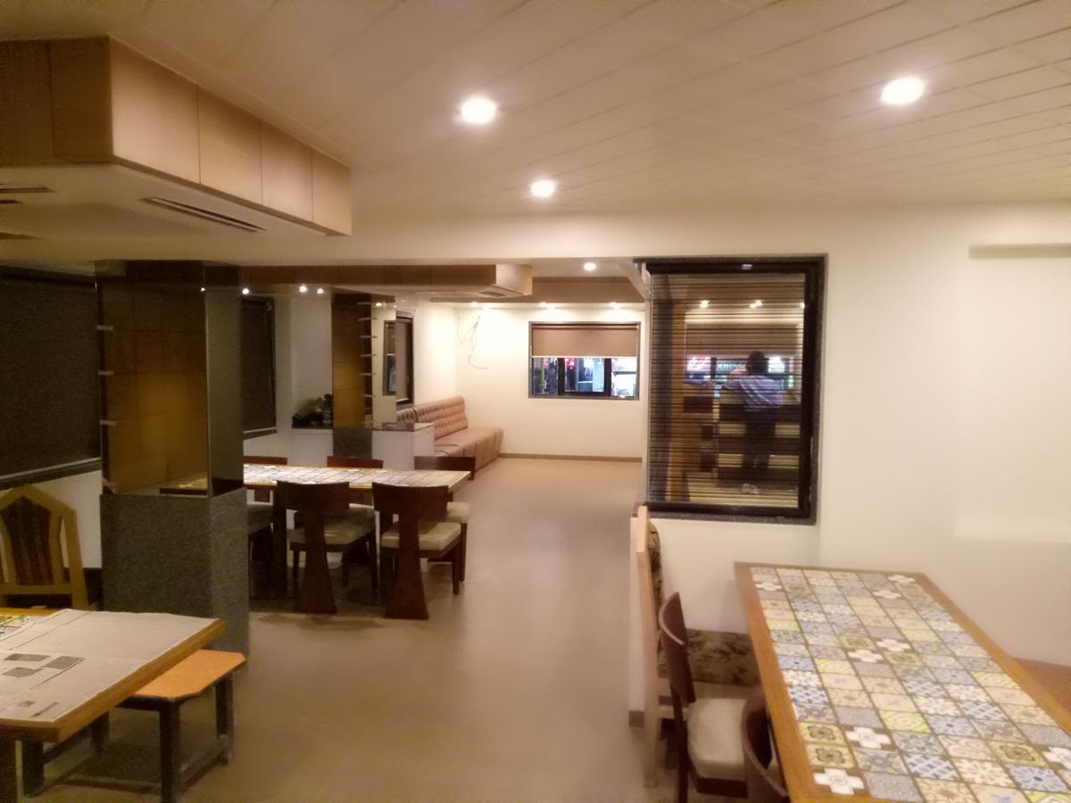 Hotel Umesh Daman Extérieur photo