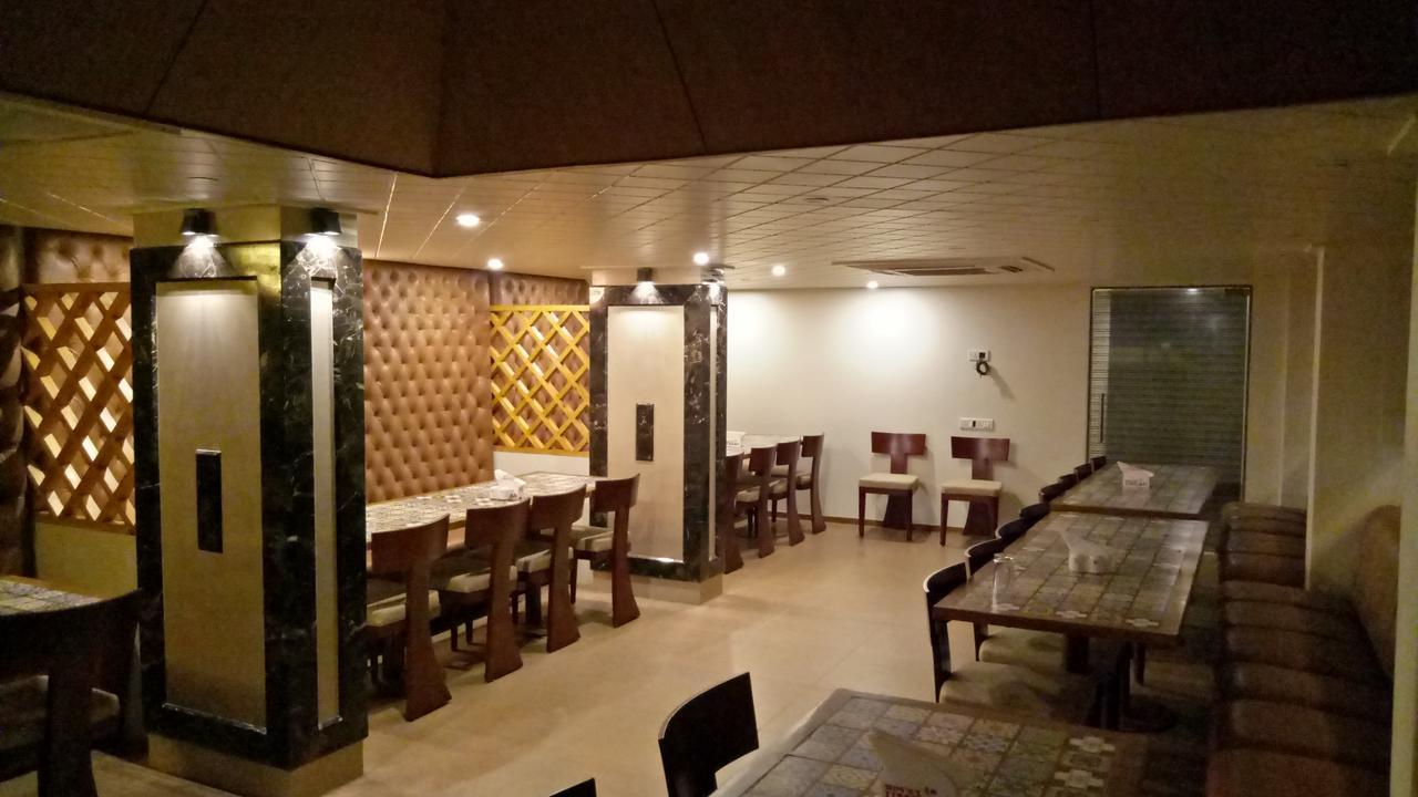 Hotel Umesh Daman Extérieur photo