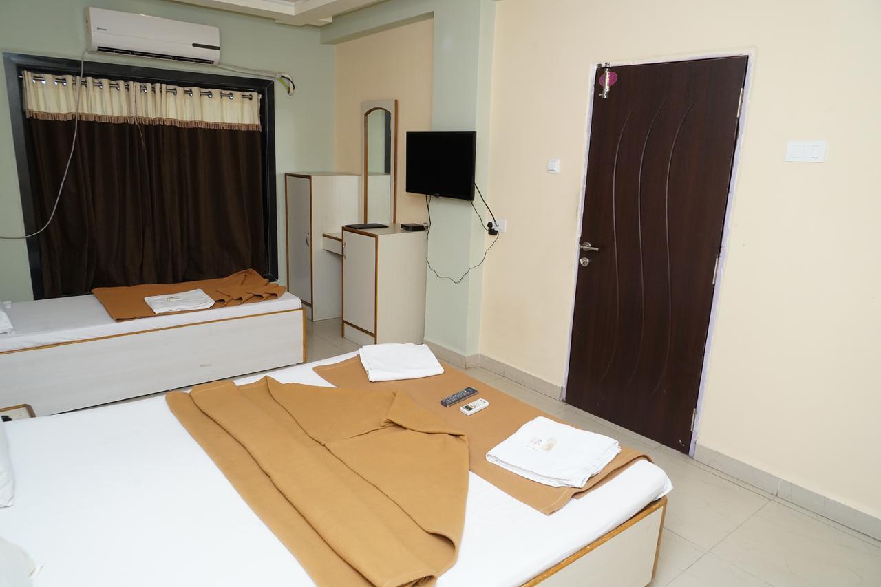 Hotel Umesh Daman Extérieur photo