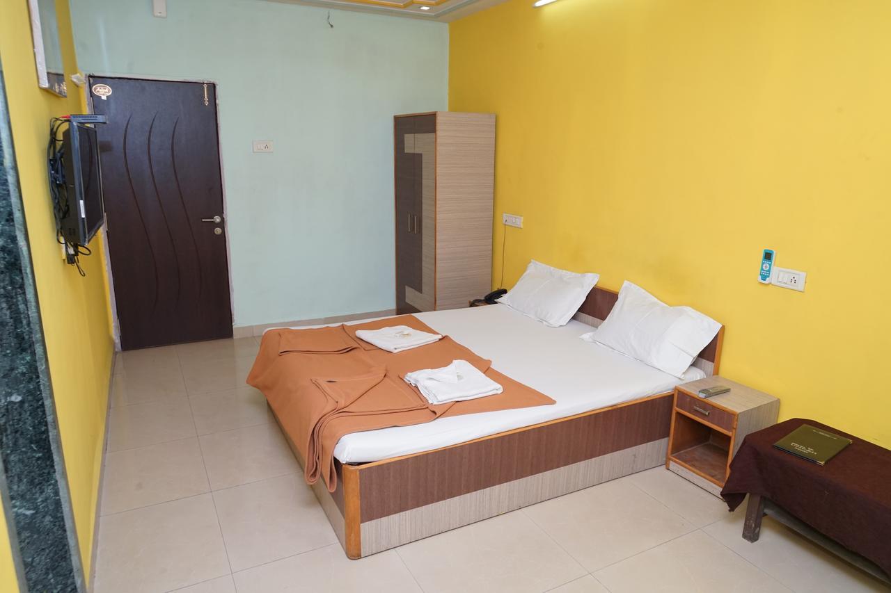 Hotel Umesh Daman Extérieur photo